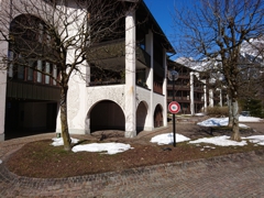 Haus mit Ecksonnenuhr