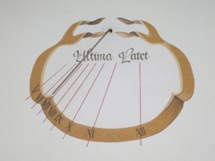 Sonnenuhr an der Ostwand