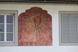 Sonnenuhr im Innenhof