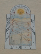 Sonnenuhr an der Kirche